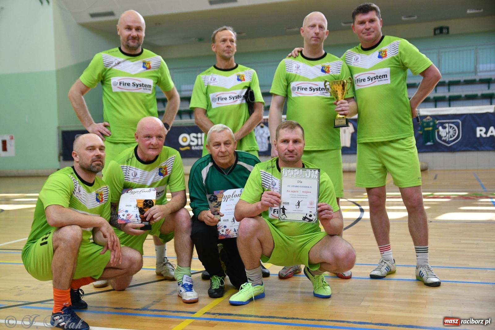Zdjęcie w galerii na portalu naszraciborz.pl: Piłkarskie zmagania oldbojów z charytatywnym akcentem [FOTO] wiadomości z regionu