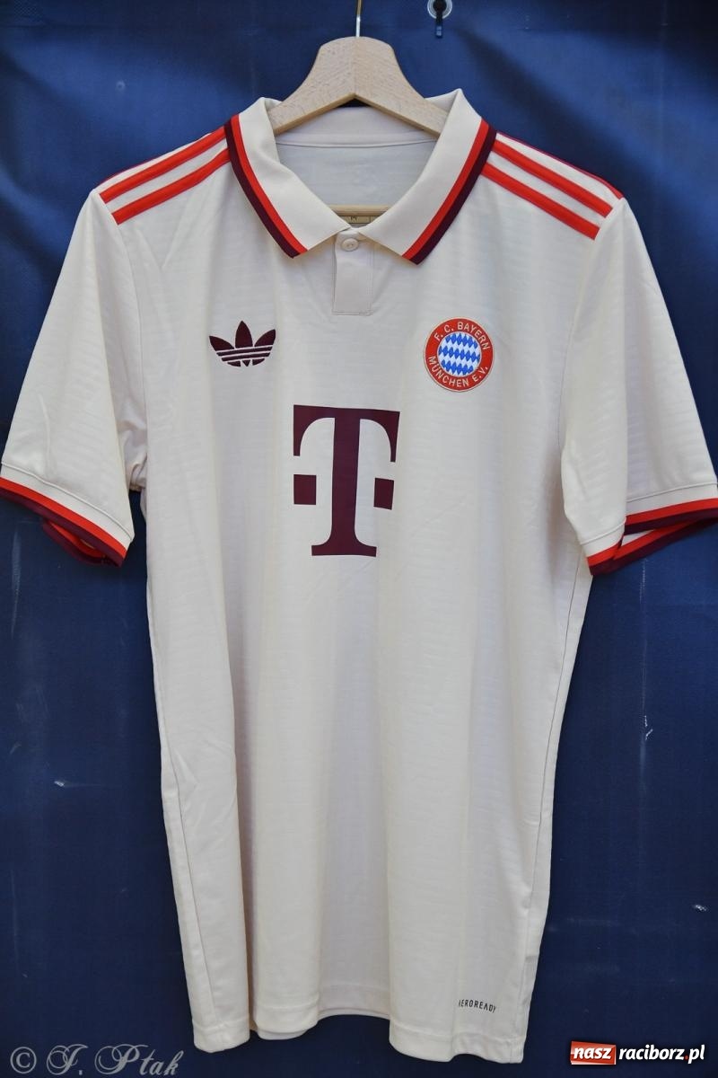 Zdjęcie w galerii na portalu naszraciborz.pl: Piłkarskie zmagania oldbojów z charytatywnym akcentem [FOTO] wiadomości z regionu