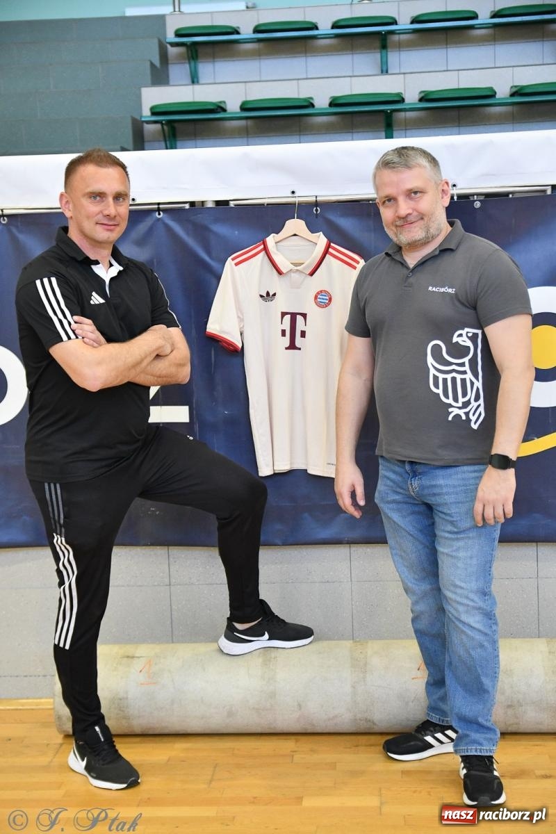 Zdjęcie w galerii na portalu naszraciborz.pl: Piłkarskie zmagania oldbojów z charytatywnym akcentem [FOTO] wiadomości z regionu