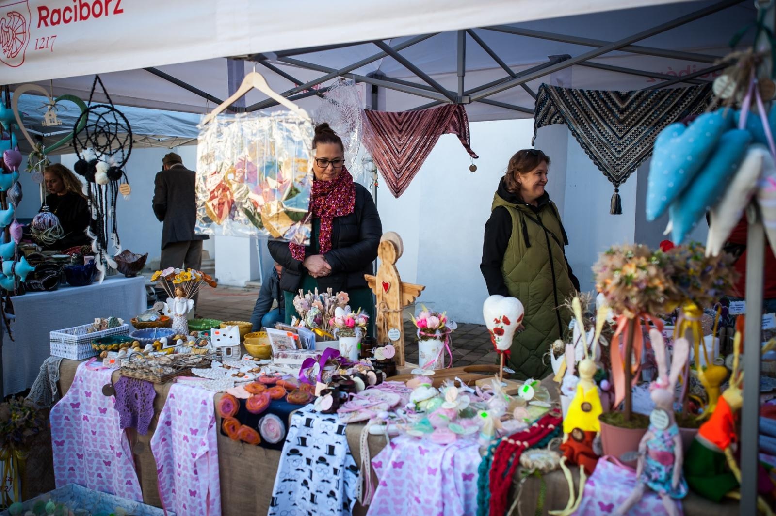 Zdjęcie w galerii na portalu naszraciborz.pl: Wiosenny jarmark na raciborskim zamku za nami. Przed nami koncert i turniej rycerski wiadomości z regionu