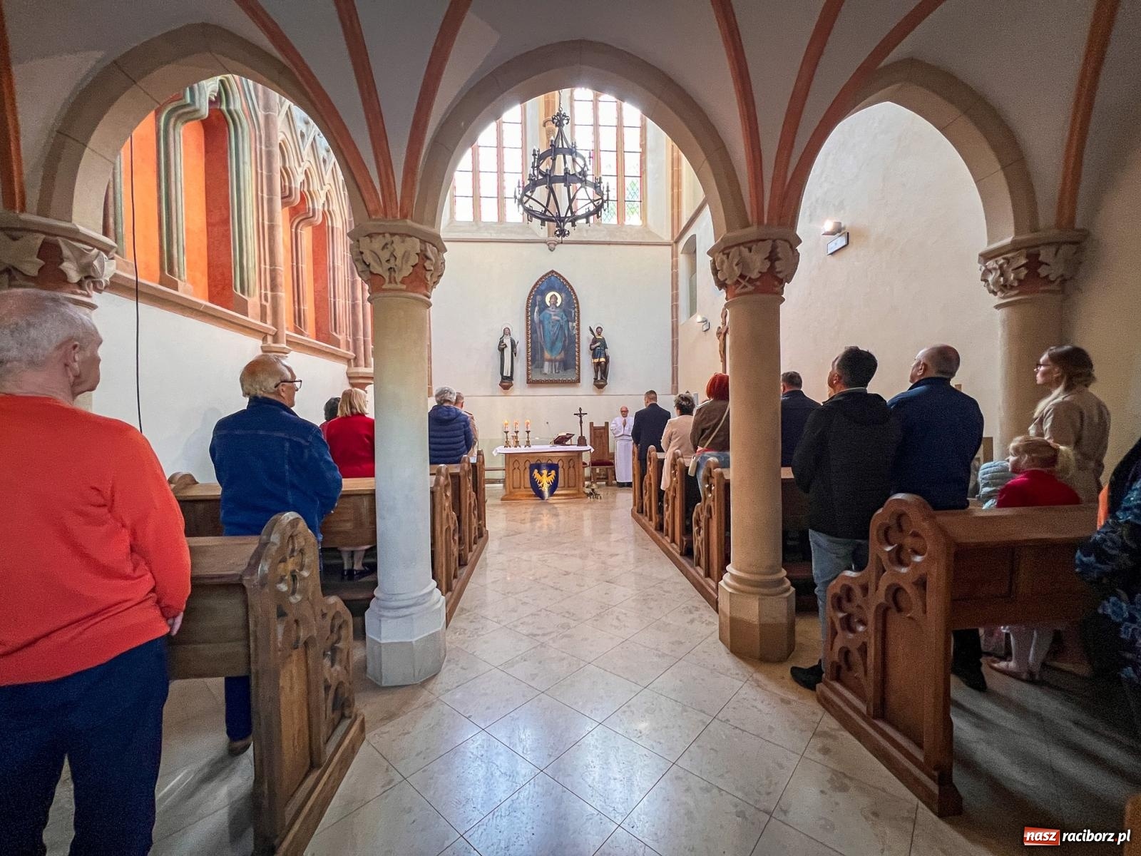 Zdjęcie w galerii na portalu naszraciborz.pl: Comiesięczna msza w kaplicy zamkowej nawiązała do 1000-lecia koronacji Bolesława Chrobrego wiadomości z regionu