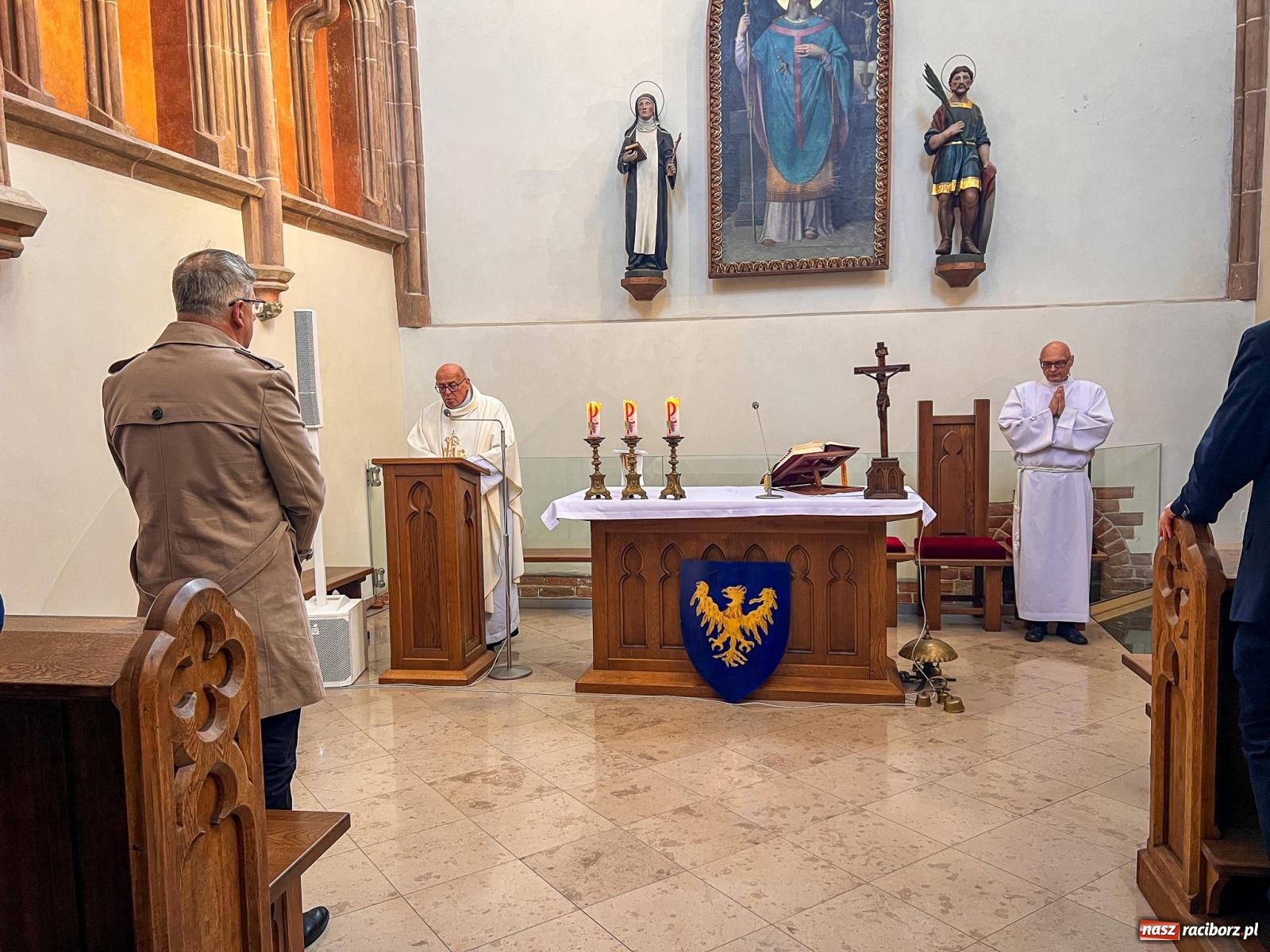 Zdjęcie w galerii na portalu naszraciborz.pl: Comiesięczna msza w kaplicy zamkowej nawiązała do 1000-lecia koronacji Bolesława Chrobrego wiadomości z regionu