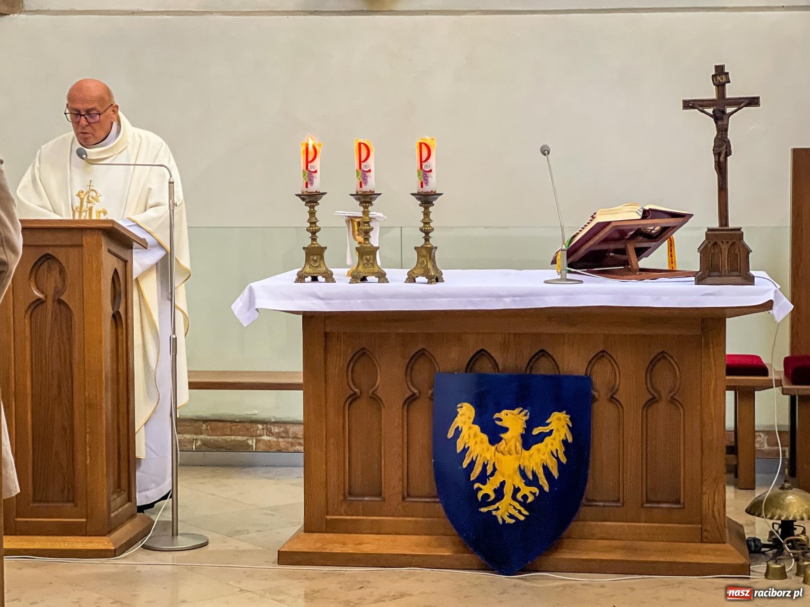 Zdjęcie w galerii na portalu naszraciborz.pl: Comiesięczna msza w kaplicy zamkowej nawiązała do 1000-lecia koronacji Bolesława Chrobrego wiadomości z regionu