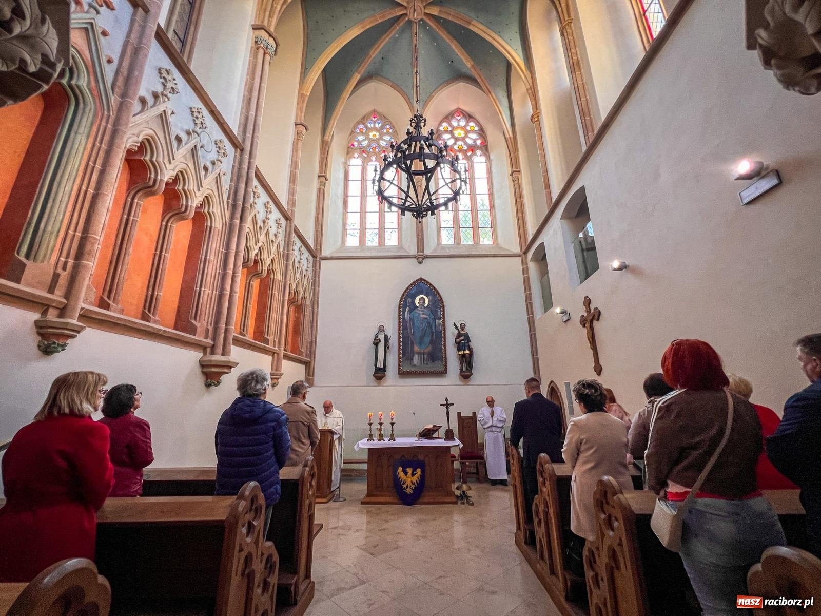 Zdjęcie w galerii na portalu naszraciborz.pl: Comiesięczna msza w kaplicy zamkowej nawiązała do 1000-lecia koronacji Bolesława Chrobrego wiadomości z regionu