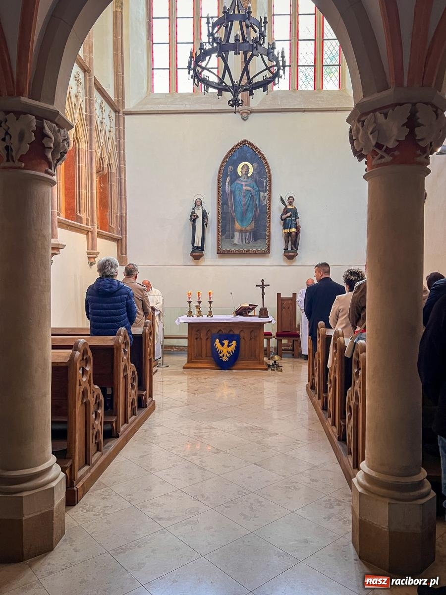 Zdjęcie w galerii na portalu naszraciborz.pl: Comiesięczna msza w kaplicy zamkowej nawiązała do 1000-lecia koronacji Bolesława Chrobrego wiadomości z regionu