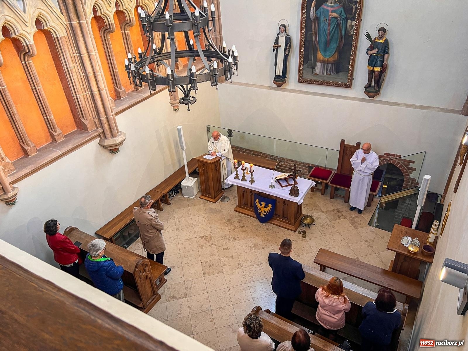 Zdjęcie w galerii na portalu naszraciborz.pl: Comiesięczna msza w kaplicy zamkowej nawiązała do 1000-lecia koronacji Bolesława Chrobrego wiadomości z regionu