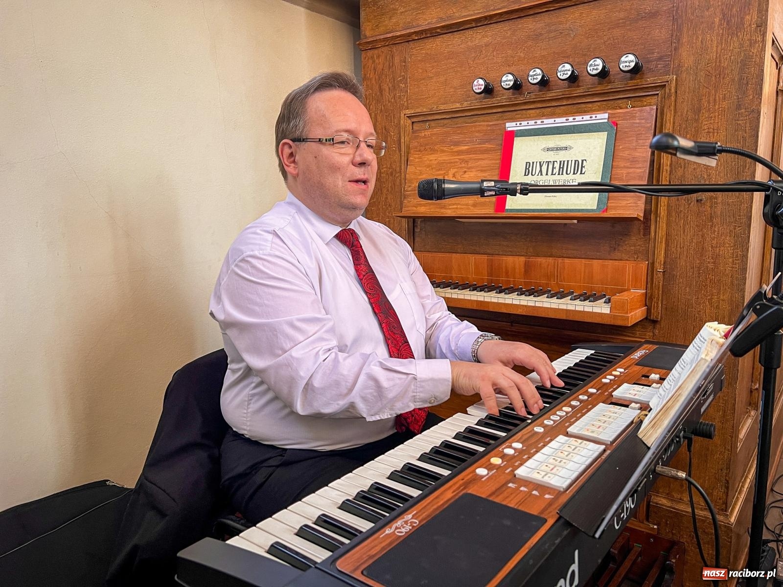 Zdjęcie w galerii na portalu naszraciborz.pl: Comiesięczna msza w kaplicy zamkowej nawiązała do 1000-lecia koronacji Bolesława Chrobrego wiadomości z regionu