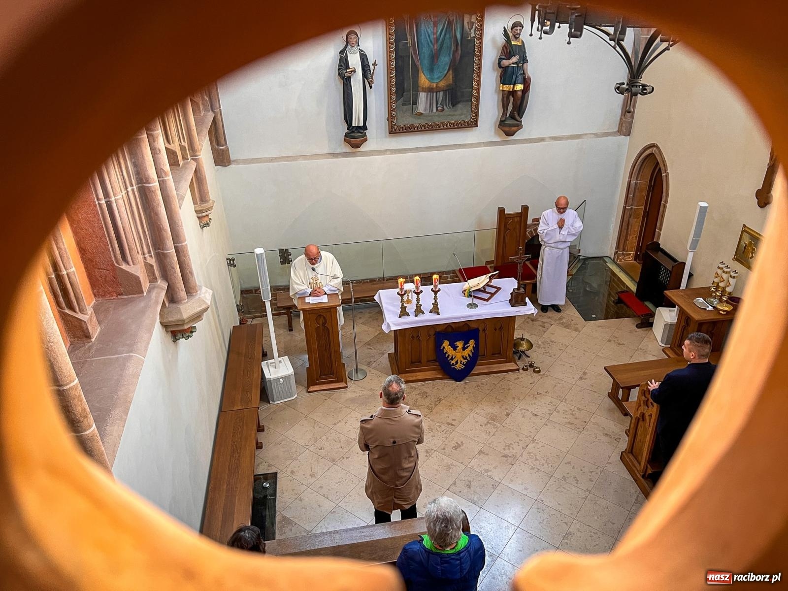 Zdjęcie w galerii na portalu naszraciborz.pl: Comiesięczna msza w kaplicy zamkowej nawiązała do 1000-lecia koronacji Bolesława Chrobrego wiadomości z regionu