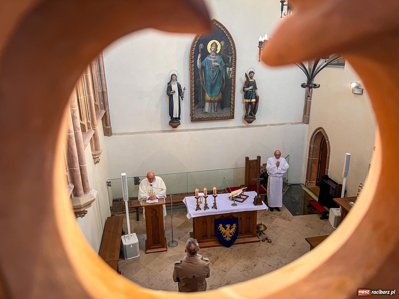 Zdjęcie w galerii na portalu naszraciborz.pl: Comiesięczna msza w kaplicy zamkowej nawiązała do 1000-lecia koronacji Bolesława Chrobrego wiadomości z regionu