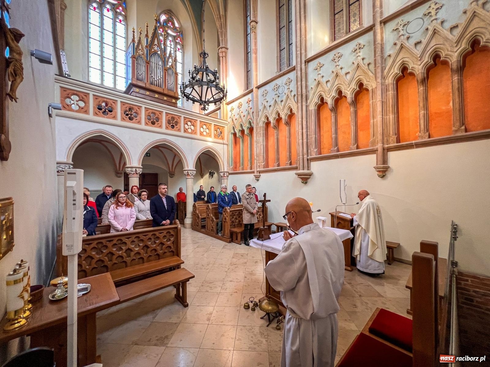 Zdjęcie w galerii na portalu naszraciborz.pl: Comiesięczna msza w kaplicy zamkowej nawiązała do 1000-lecia koronacji Bolesława Chrobrego wiadomości z regionu