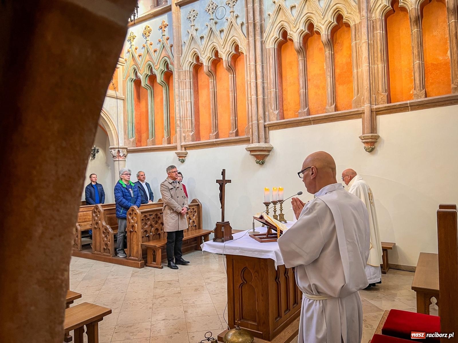 Zdjęcie w galerii na portalu naszraciborz.pl: Comiesięczna msza w kaplicy zamkowej nawiązała do 1000-lecia koronacji Bolesława Chrobrego wiadomości z regionu