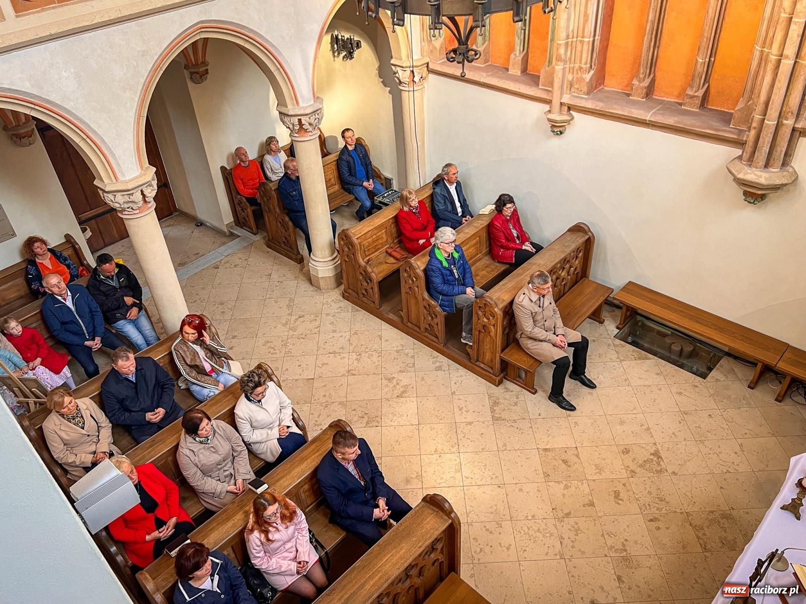 Zdjęcie w galerii na portalu naszraciborz.pl: Comiesięczna msza w kaplicy zamkowej nawiązała do 1000-lecia koronacji Bolesława Chrobrego wiadomości z regionu
