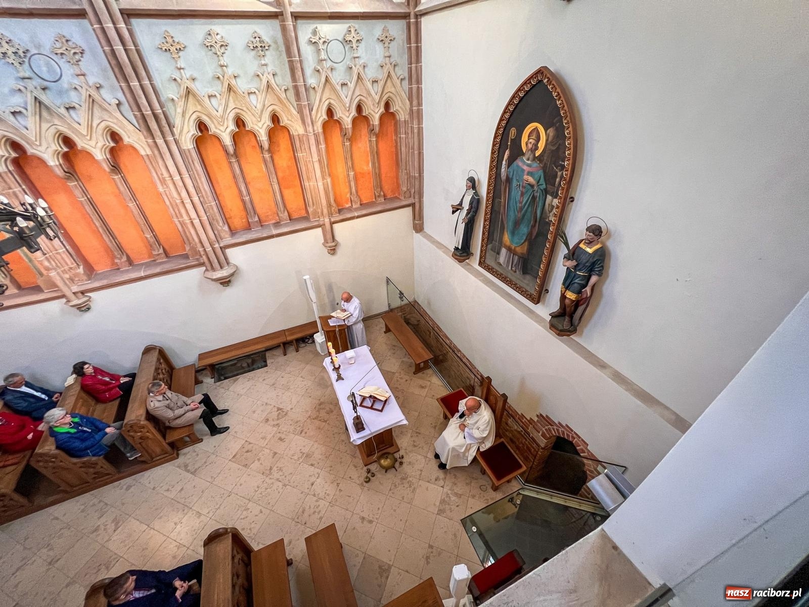 Zdjęcie w galerii na portalu naszraciborz.pl: Comiesięczna msza w kaplicy zamkowej nawiązała do 1000-lecia koronacji Bolesława Chrobrego wiadomości z regionu