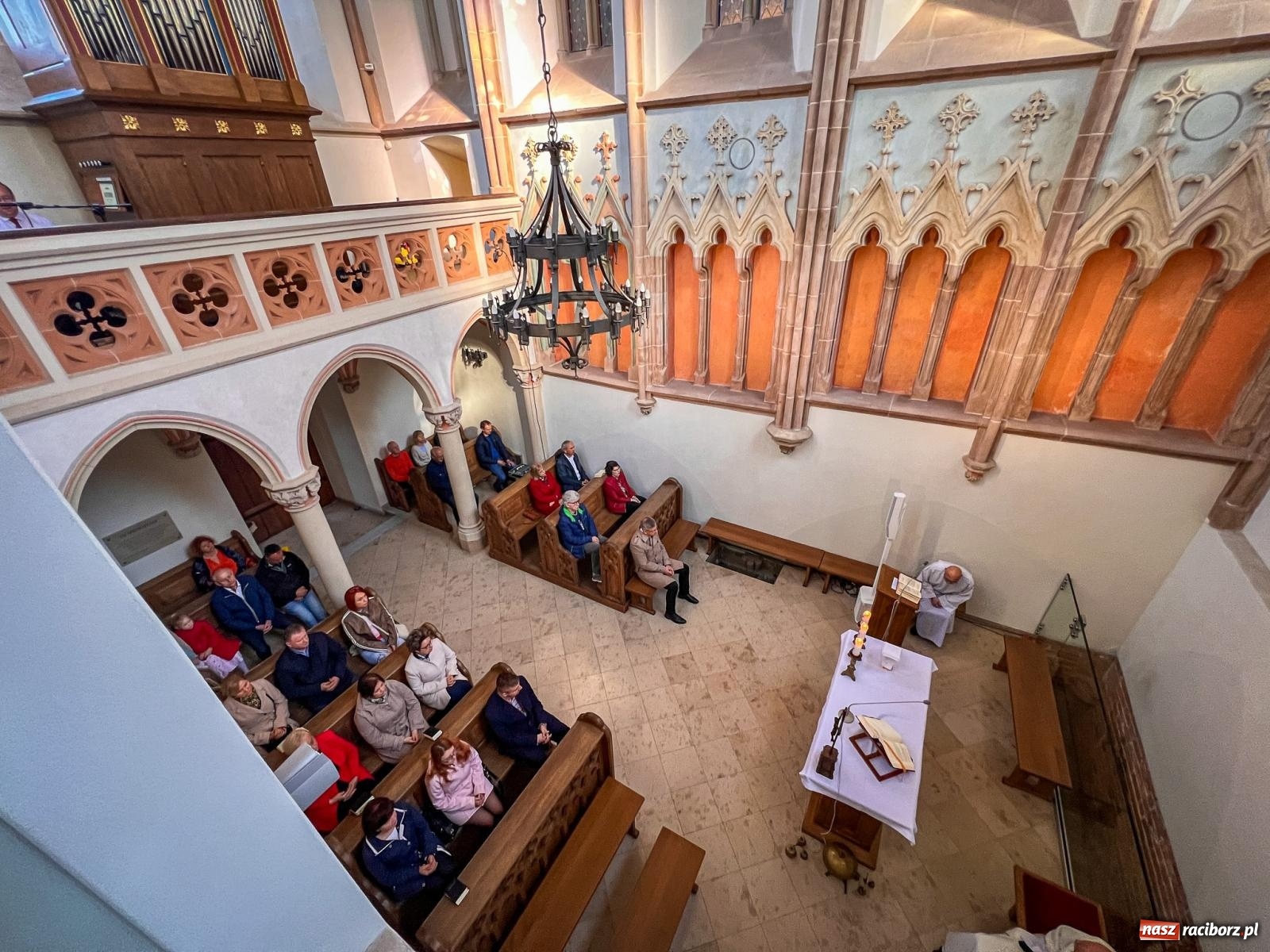 Zdjęcie w galerii na portalu naszraciborz.pl: Comiesięczna msza w kaplicy zamkowej nawiązała do 1000-lecia koronacji Bolesława Chrobrego wiadomości z regionu