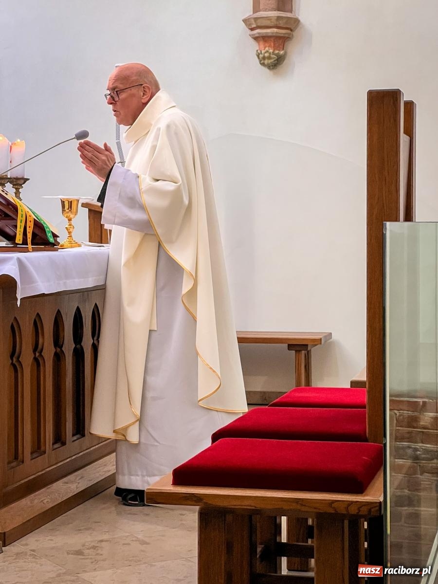 Zdjęcie w galerii na portalu naszraciborz.pl: Comiesięczna msza w kaplicy zamkowej nawiązała do 1000-lecia koronacji Bolesława Chrobrego wiadomości z regionu