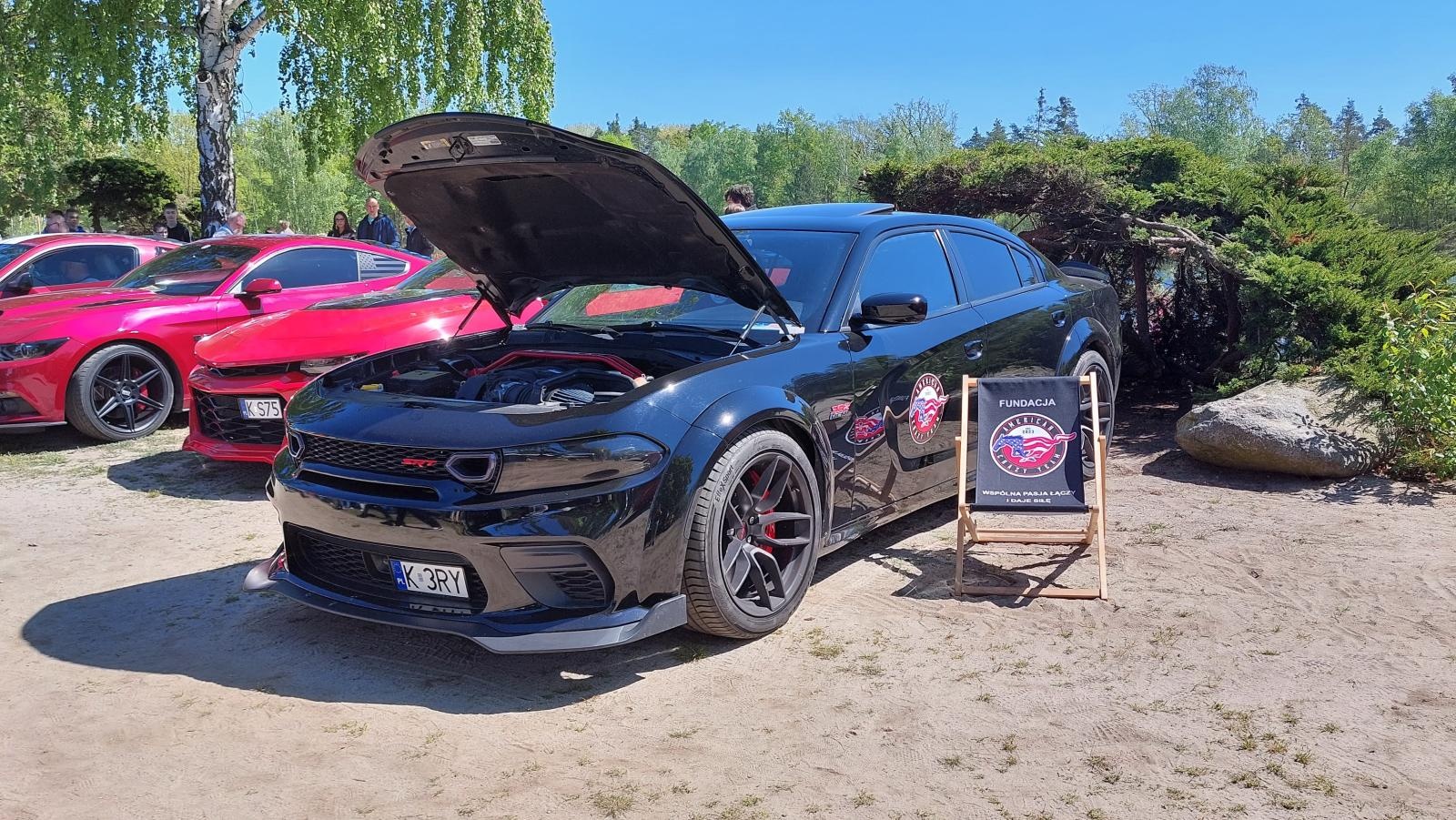 Zdjęcie w galerii na portalu naszraciborz.pl: Perełki amerykańskiej motoryzacji opanowały kuźniański Wodnik wiadomości z regionu