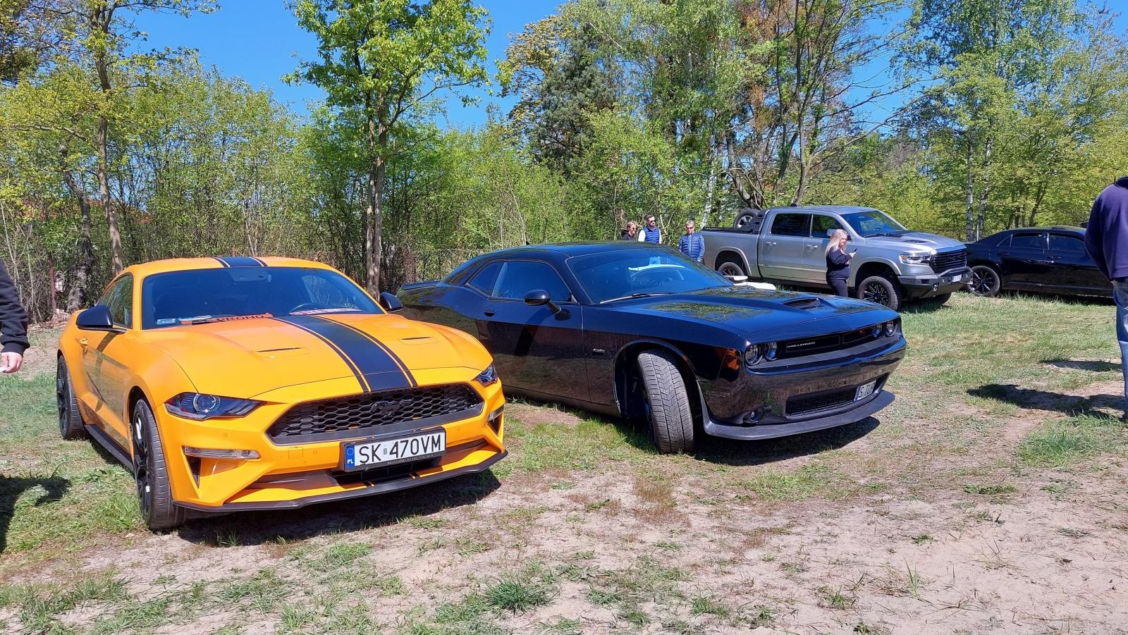 Zdjęcie w galerii na portalu naszraciborz.pl: Perełki amerykańskiej motoryzacji opanowały kuźniański Wodnik wiadomości z regionu