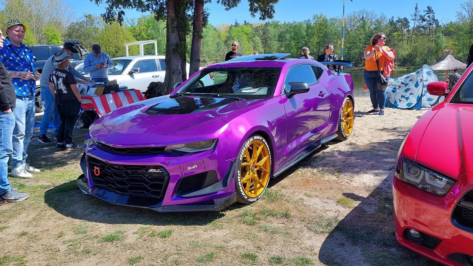 Zdjęcie w galerii na portalu naszraciborz.pl: Perełki amerykańskiej motoryzacji opanowały kuźniański Wodnik wiadomości z regionu