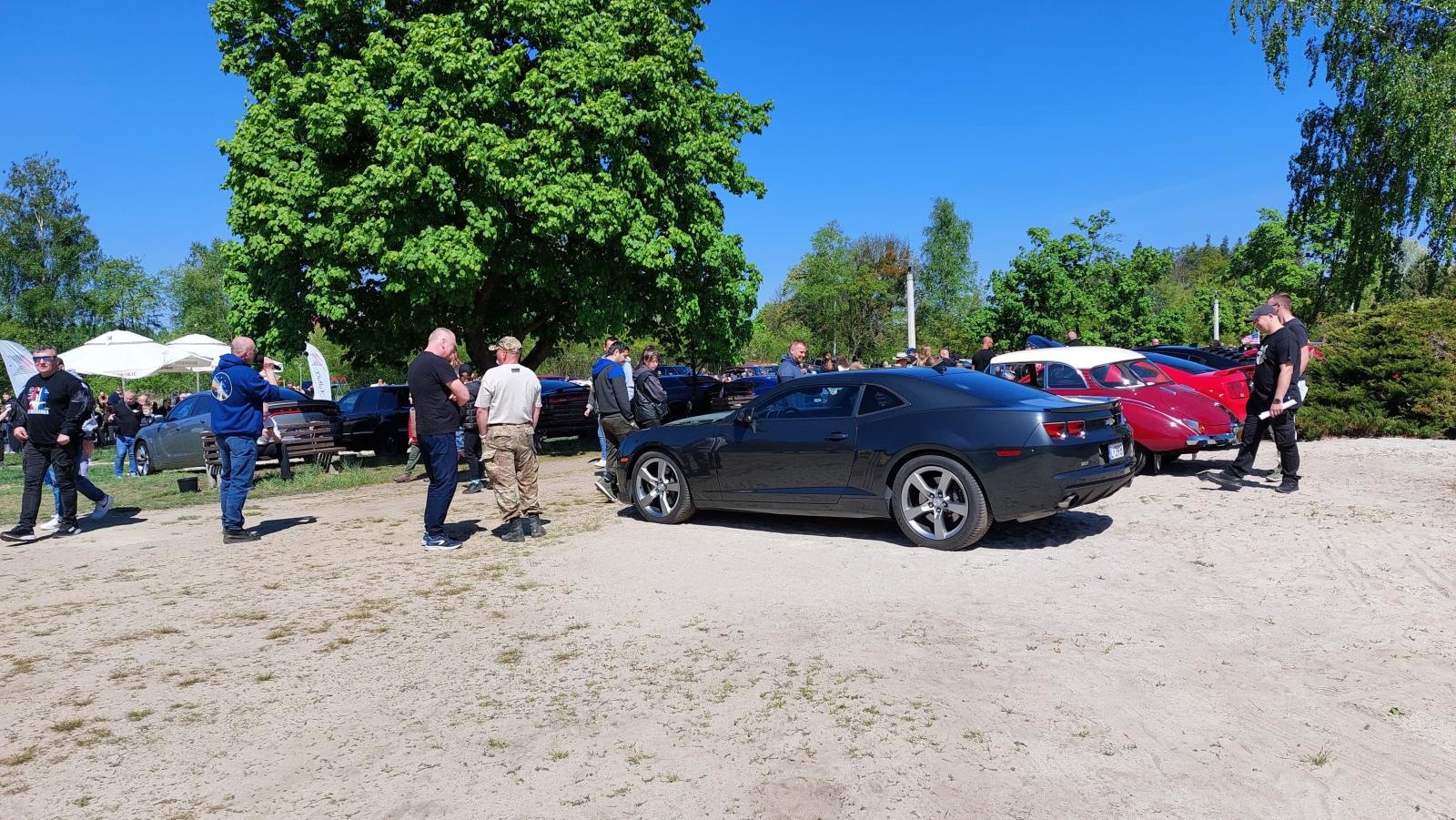 Zdjęcie w galerii na portalu naszraciborz.pl: Perełki amerykańskiej motoryzacji opanowały kuźniański Wodnik wiadomości z regionu