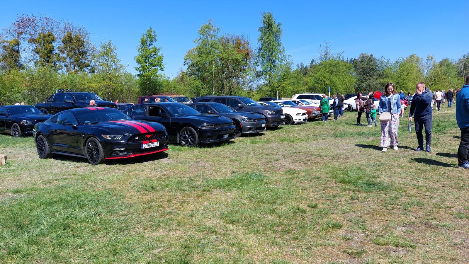 Zdjęcie w galerii na portalu naszraciborz.pl: Perełki amerykańskiej motoryzacji opanowały kuźniański Wodnik wiadomości z regionu