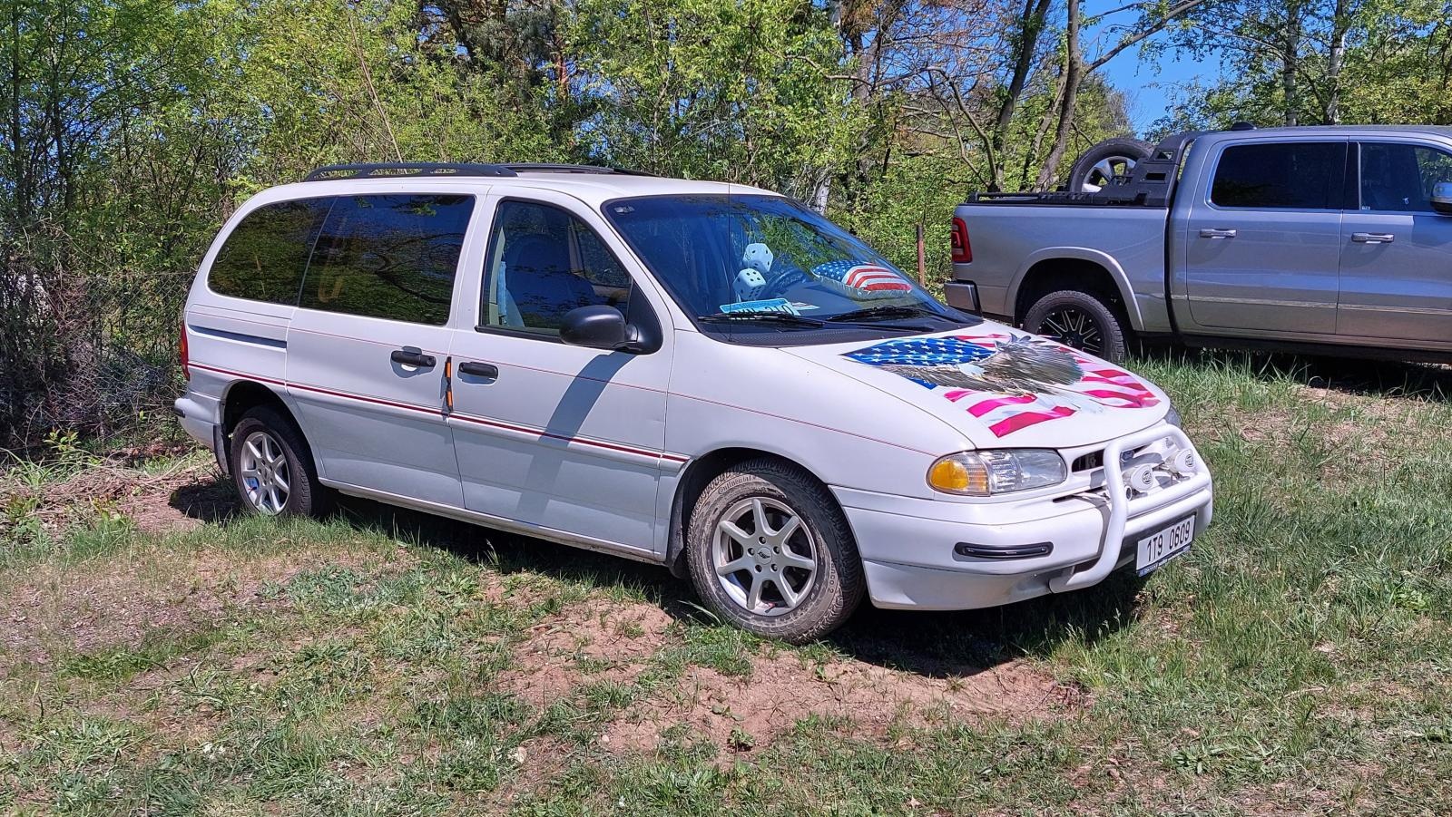 Zdjęcie w galerii na portalu naszraciborz.pl: Perełki amerykańskiej motoryzacji opanowały kuźniański Wodnik wiadomości z regionu