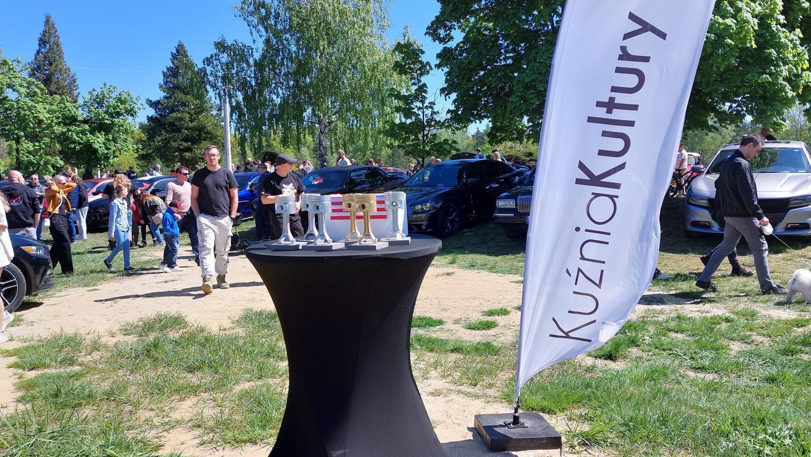 Zdjęcie w galerii na portalu naszraciborz.pl: Perełki amerykańskiej motoryzacji opanowały kuźniański Wodnik wiadomości z regionu