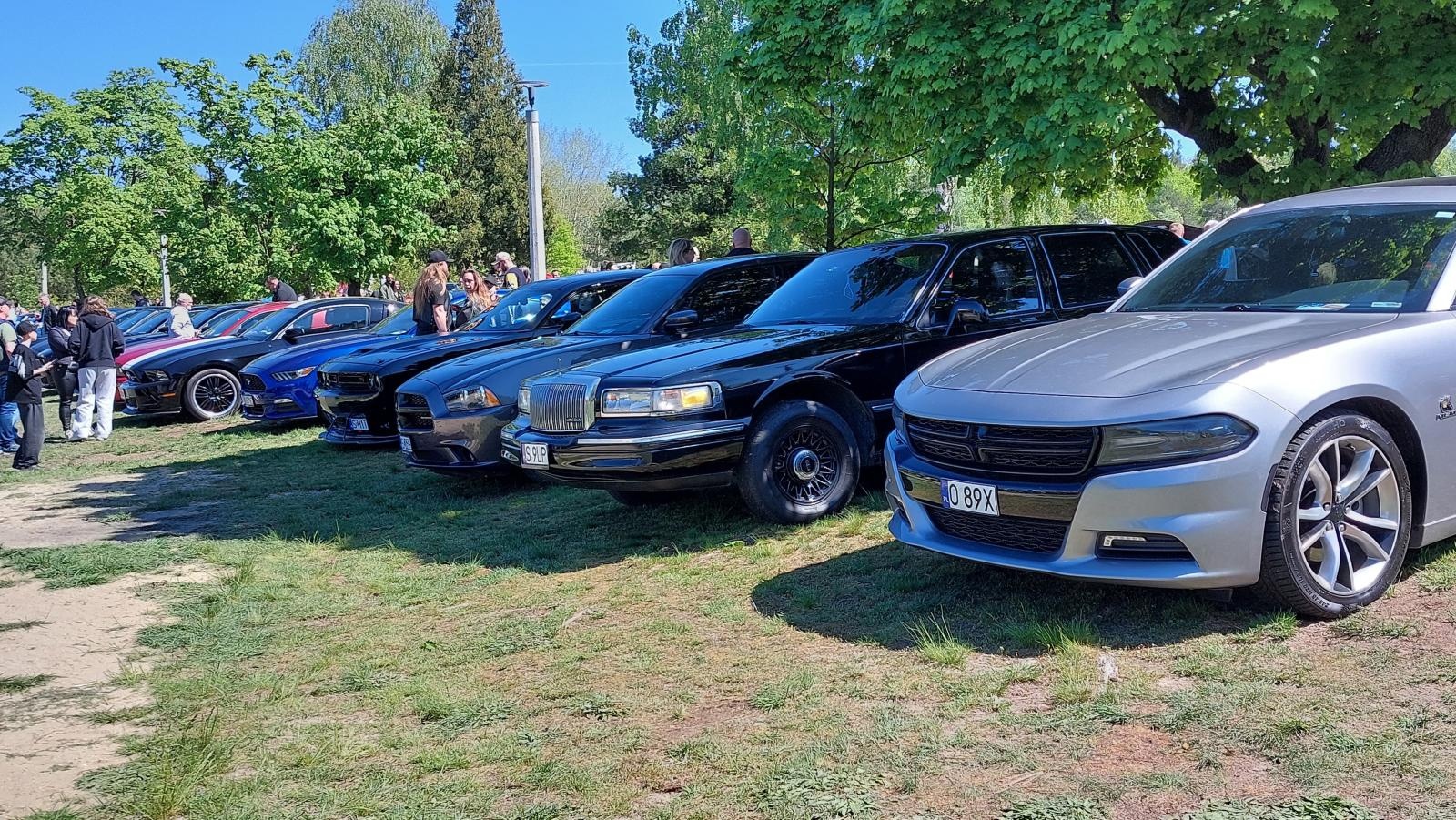 Zdjęcie w galerii na portalu naszraciborz.pl: Perełki amerykańskiej motoryzacji opanowały kuźniański Wodnik wiadomości z regionu