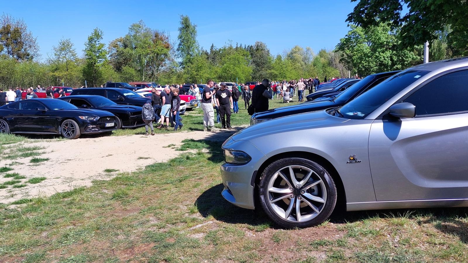 Zdjęcie w galerii na portalu naszraciborz.pl: Perełki amerykańskiej motoryzacji opanowały kuźniański Wodnik wiadomości z regionu