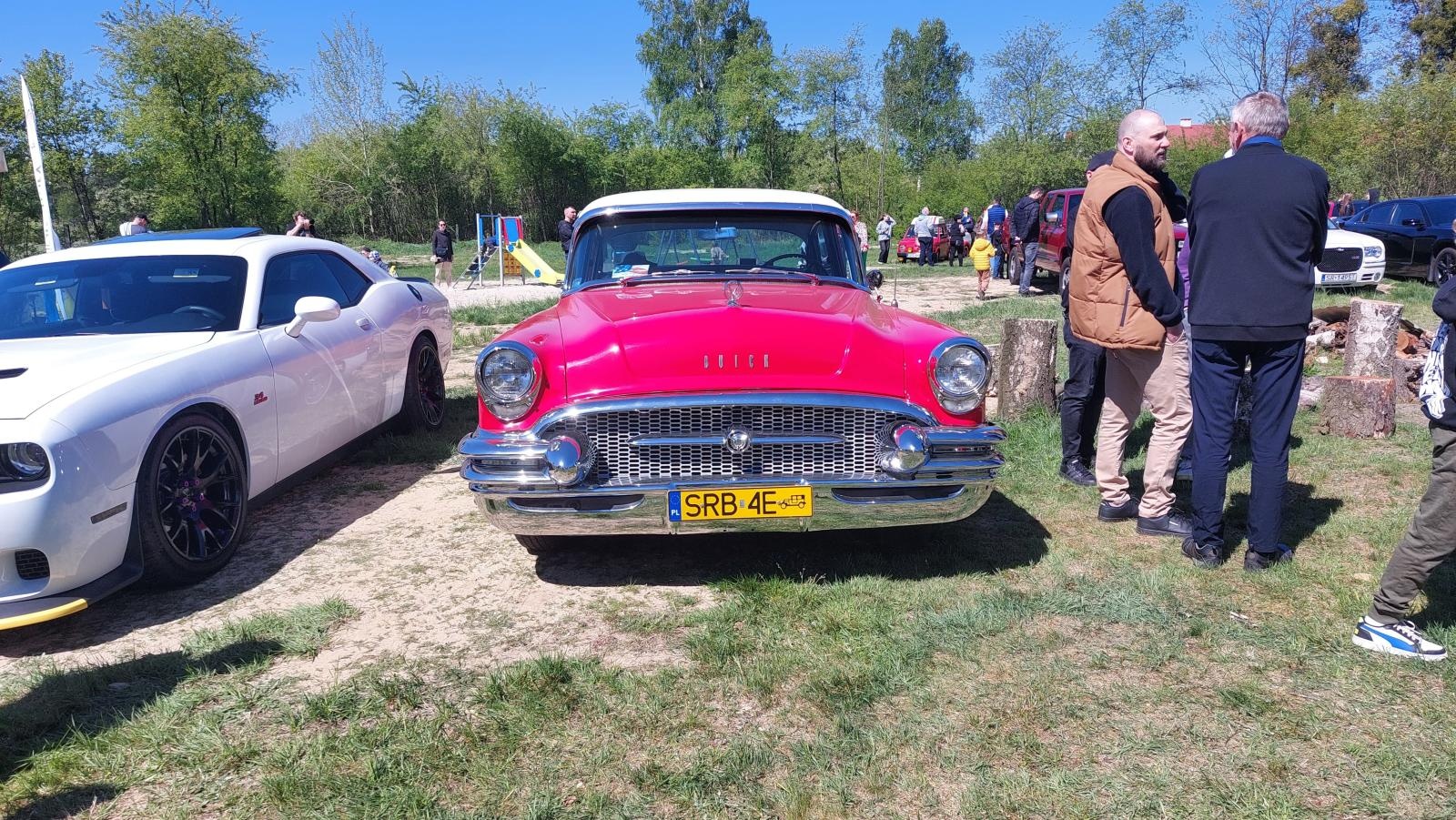 Zdjęcie w galerii na portalu naszraciborz.pl: Perełki amerykańskiej motoryzacji opanowały kuźniański Wodnik wiadomości z regionu