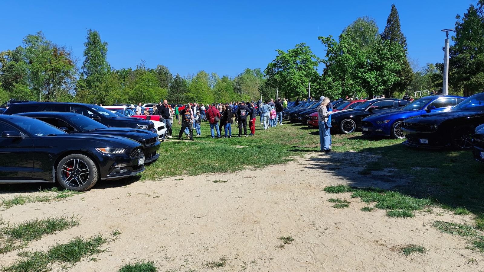 Zdjęcie w galerii na portalu naszraciborz.pl: Perełki amerykańskiej motoryzacji opanowały kuźniański Wodnik wiadomości z regionu