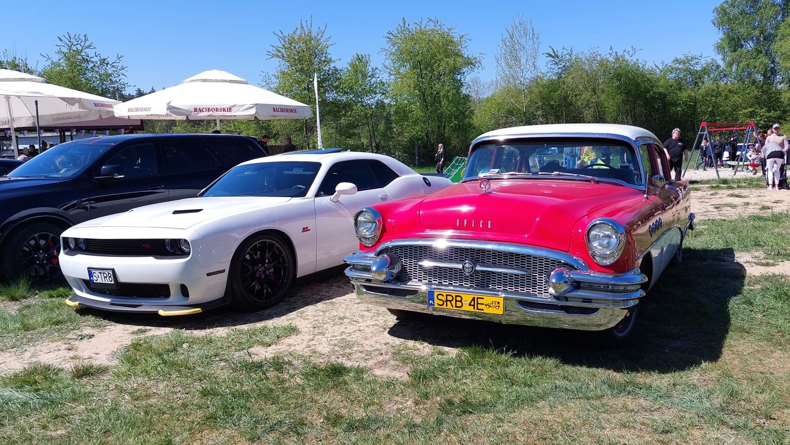 Zdjęcie w galerii na portalu naszraciborz.pl: Perełki amerykańskiej motoryzacji opanowały kuźniański Wodnik wiadomości z regionu