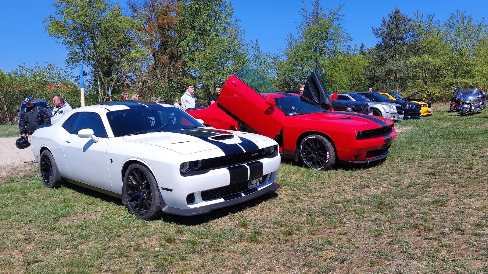 Zdjęcie w galerii na portalu naszraciborz.pl: Perełki amerykańskiej motoryzacji opanowały kuźniański Wodnik wiadomości z regionu