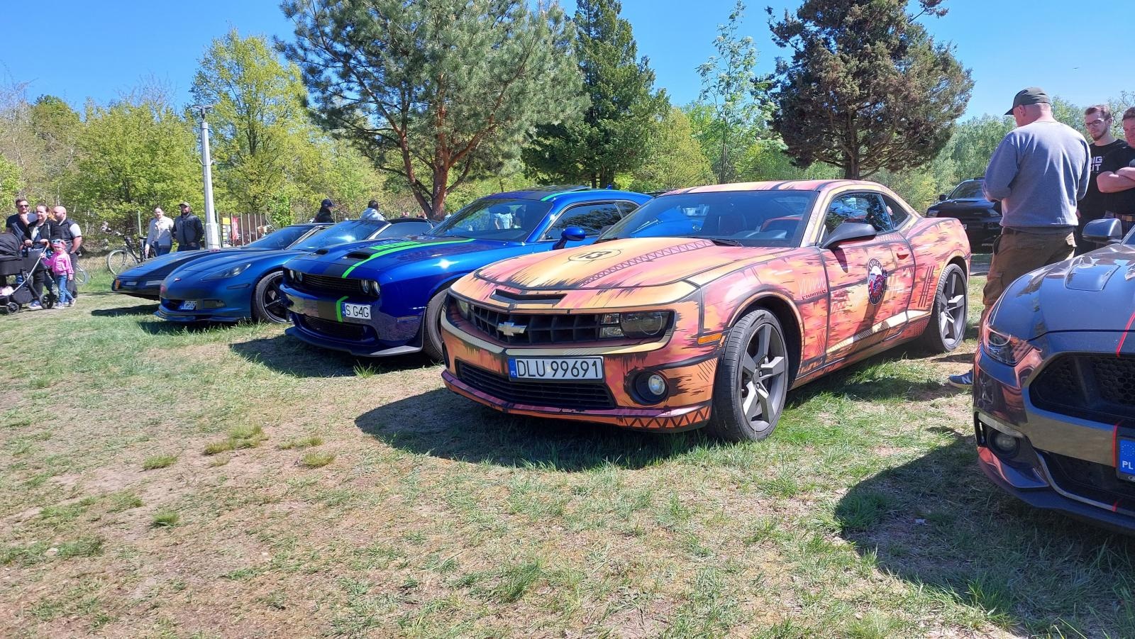 Zdjęcie w galerii na portalu naszraciborz.pl: Perełki amerykańskiej motoryzacji opanowały kuźniański Wodnik wiadomości z regionu