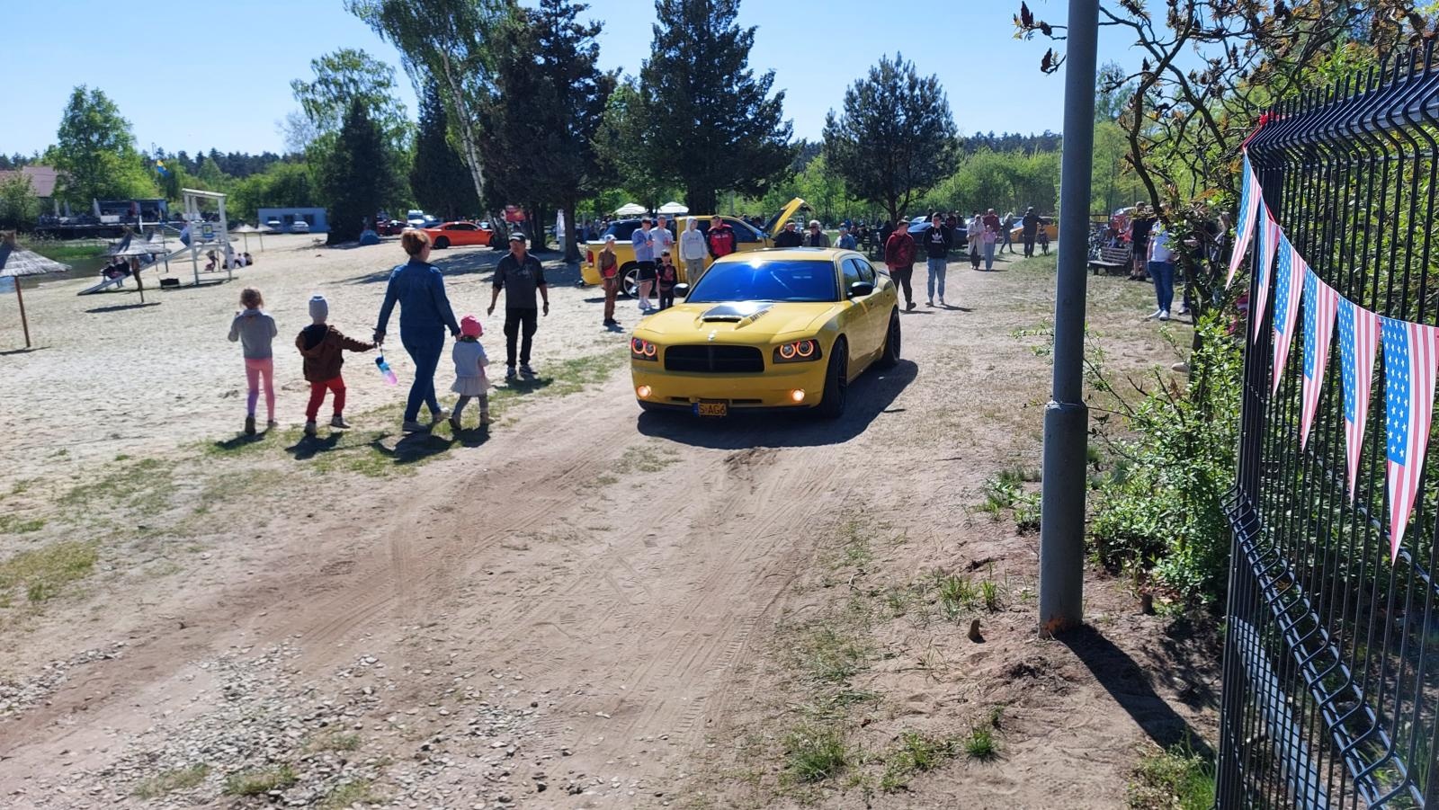 Zdjęcie w galerii na portalu naszraciborz.pl: Perełki amerykańskiej motoryzacji opanowały kuźniański Wodnik wiadomości z regionu