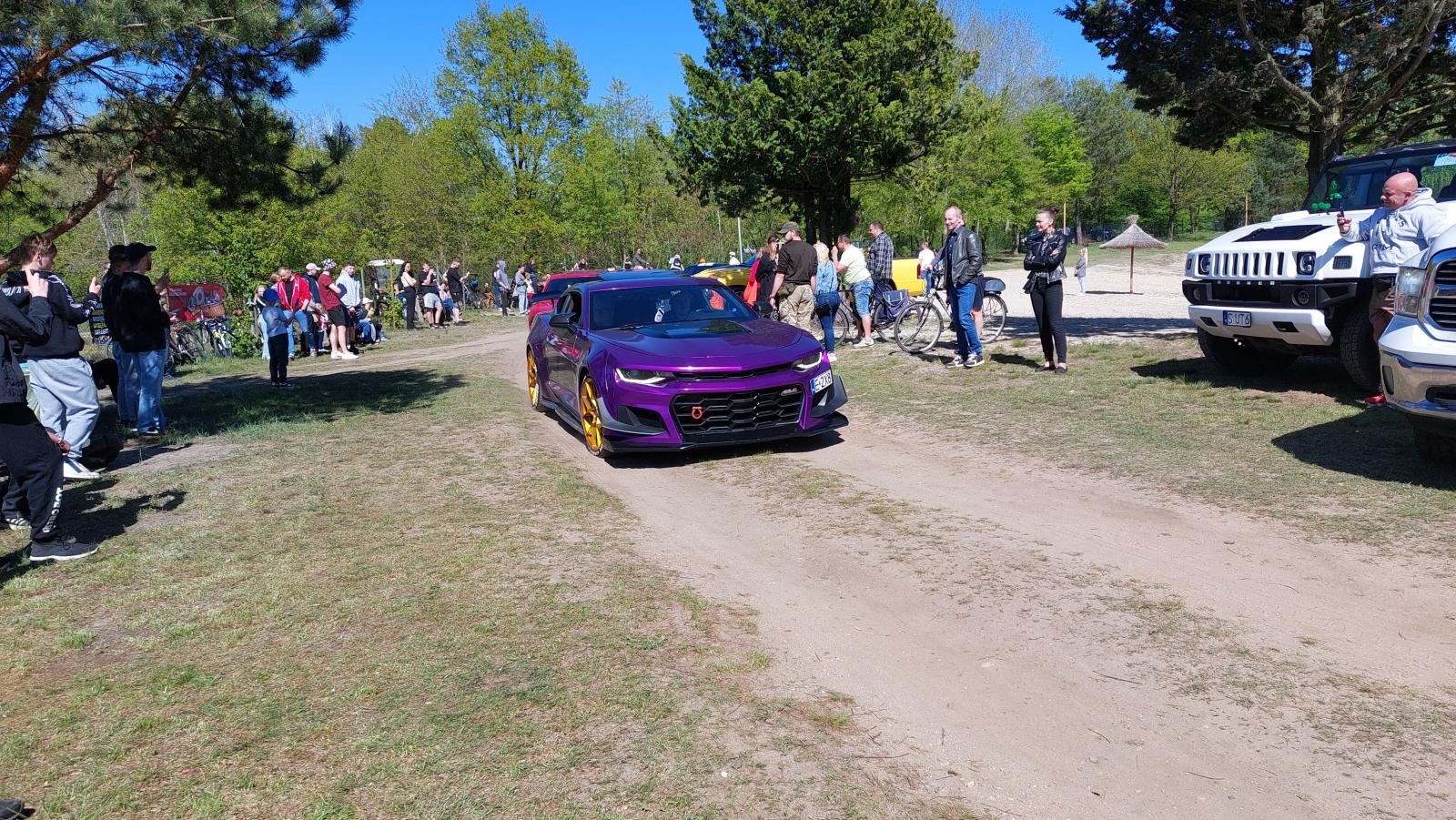 Zdjęcie w galerii na portalu naszraciborz.pl: Perełki amerykańskiej motoryzacji opanowały kuźniański Wodnik wiadomości z regionu