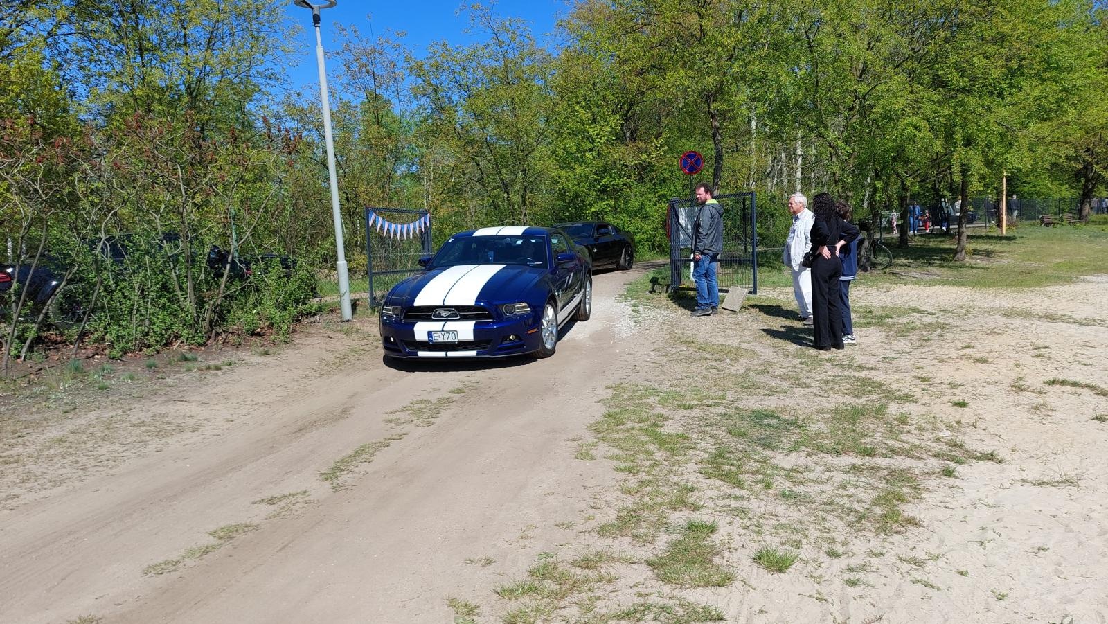 Zdjęcie w galerii na portalu naszraciborz.pl: Perełki amerykańskiej motoryzacji opanowały kuźniański Wodnik wiadomości z regionu