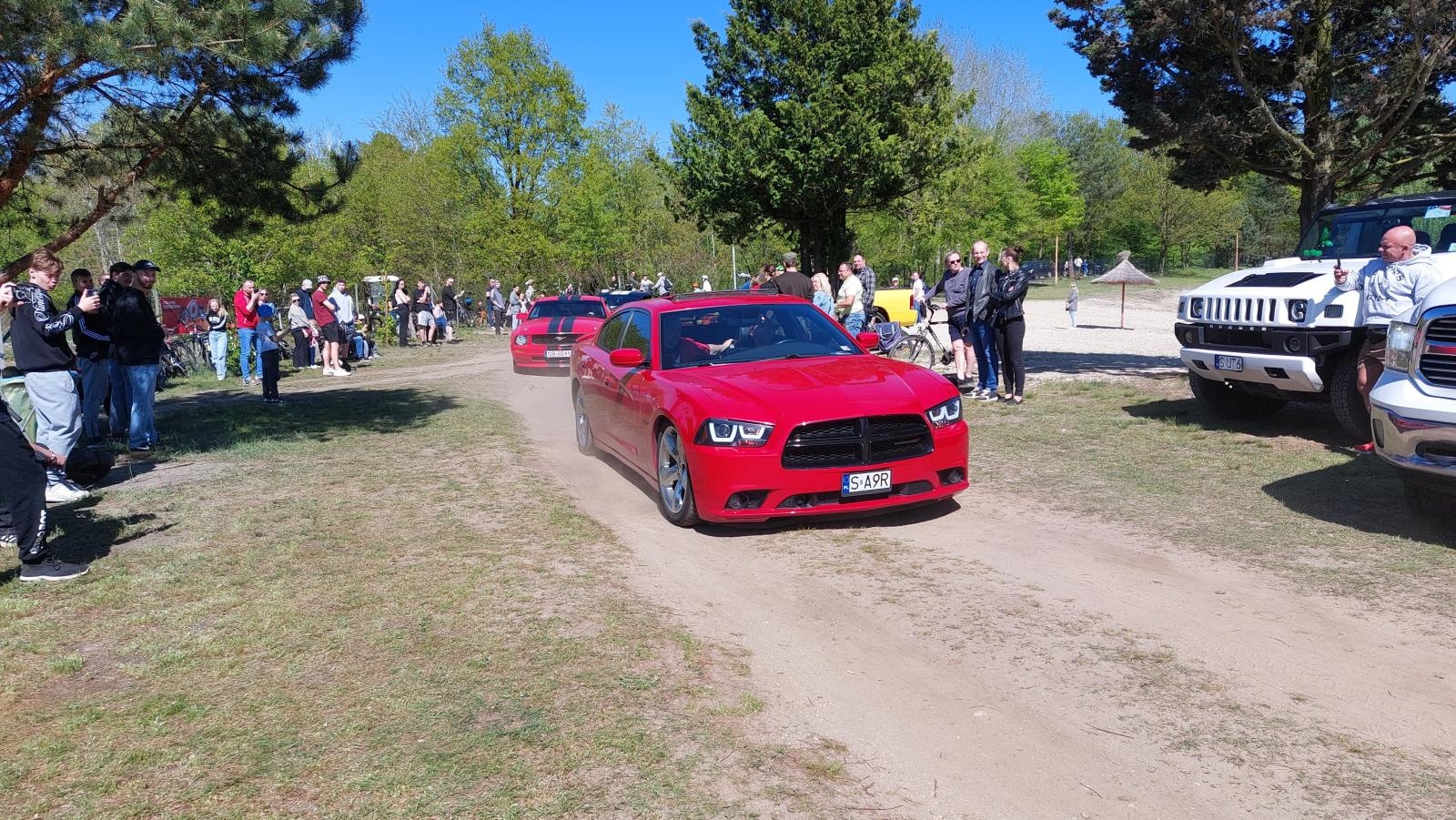 Zdjęcie w galerii na portalu naszraciborz.pl: Perełki amerykańskiej motoryzacji opanowały kuźniański Wodnik wiadomości z regionu