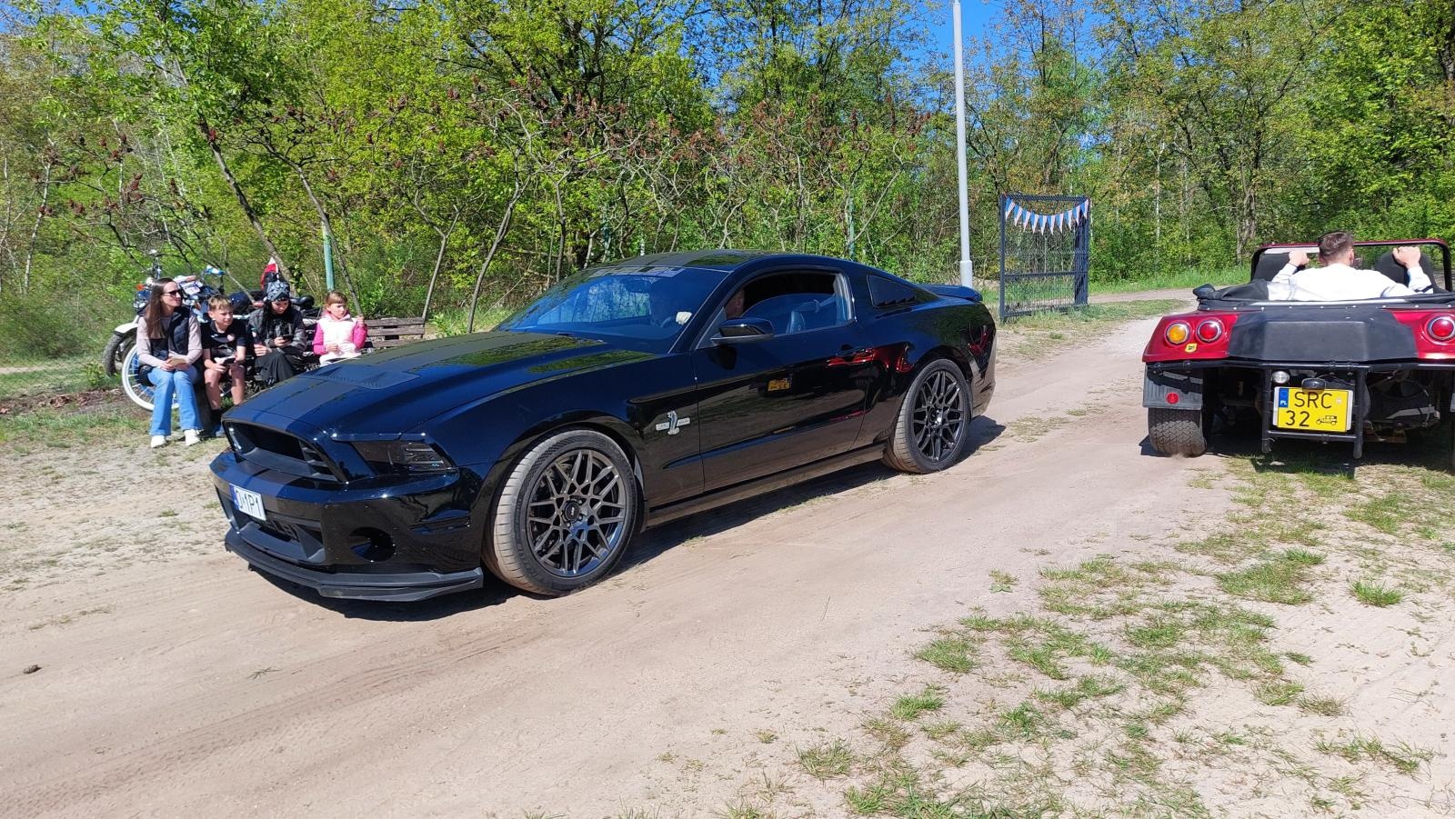 Zdjęcie w galerii na portalu naszraciborz.pl: Perełki amerykańskiej motoryzacji opanowały kuźniański Wodnik wiadomości z regionu