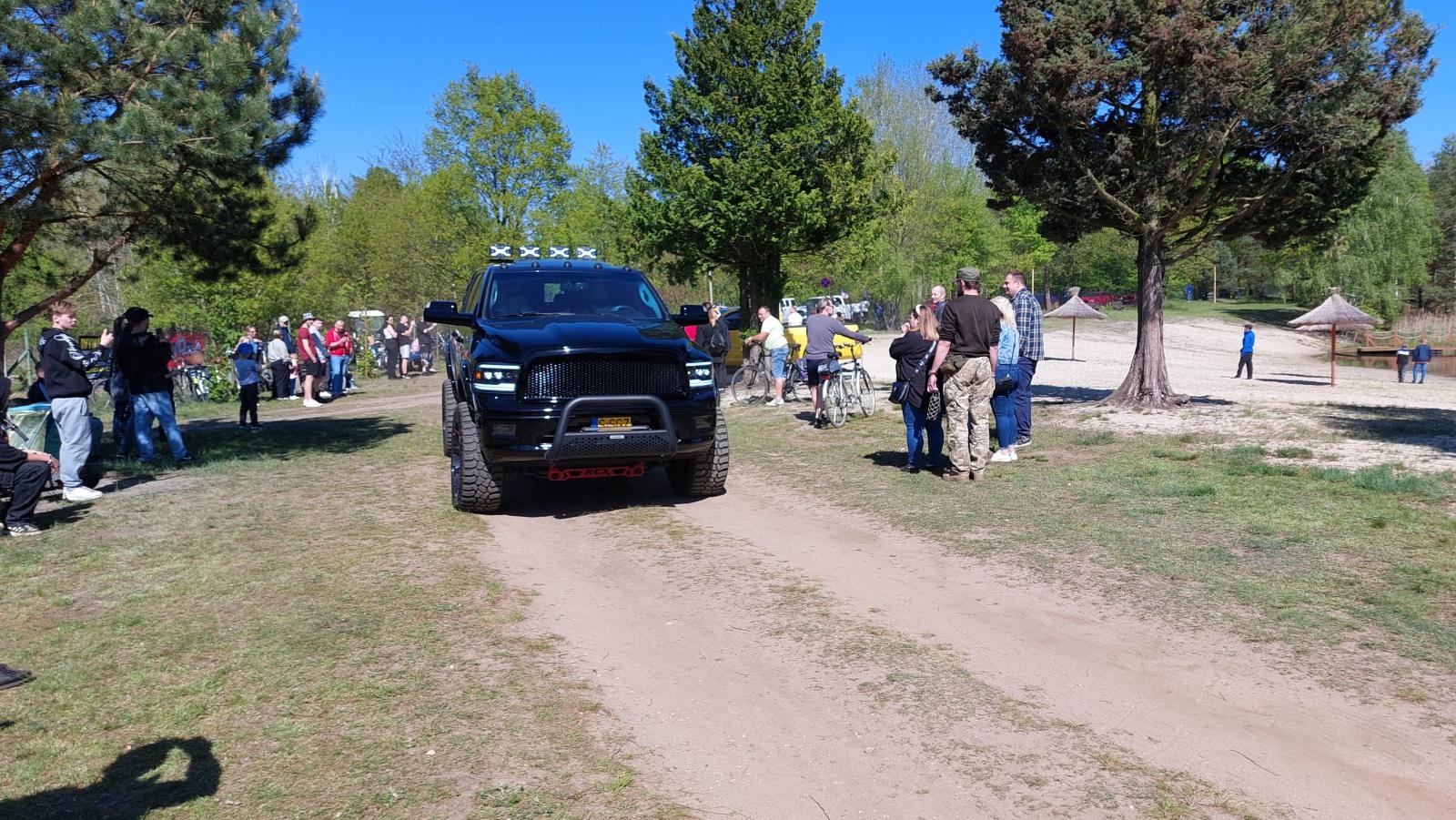 Zdjęcie w galerii na portalu naszraciborz.pl: Perełki amerykańskiej motoryzacji opanowały kuźniański Wodnik wiadomości z regionu