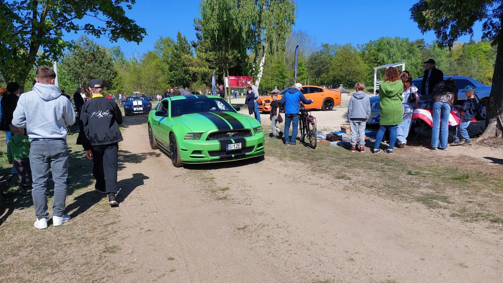 Zdjęcie w galerii na portalu naszraciborz.pl: Perełki amerykańskiej motoryzacji opanowały kuźniański Wodnik wiadomości z regionu