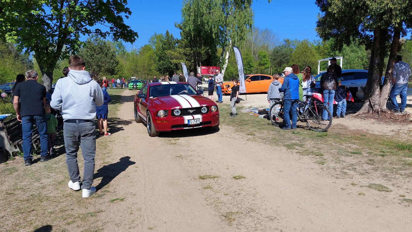 Zdjęcie w galerii na portalu naszraciborz.pl: Perełki amerykańskiej motoryzacji opanowały kuźniański Wodnik wiadomości z regionu