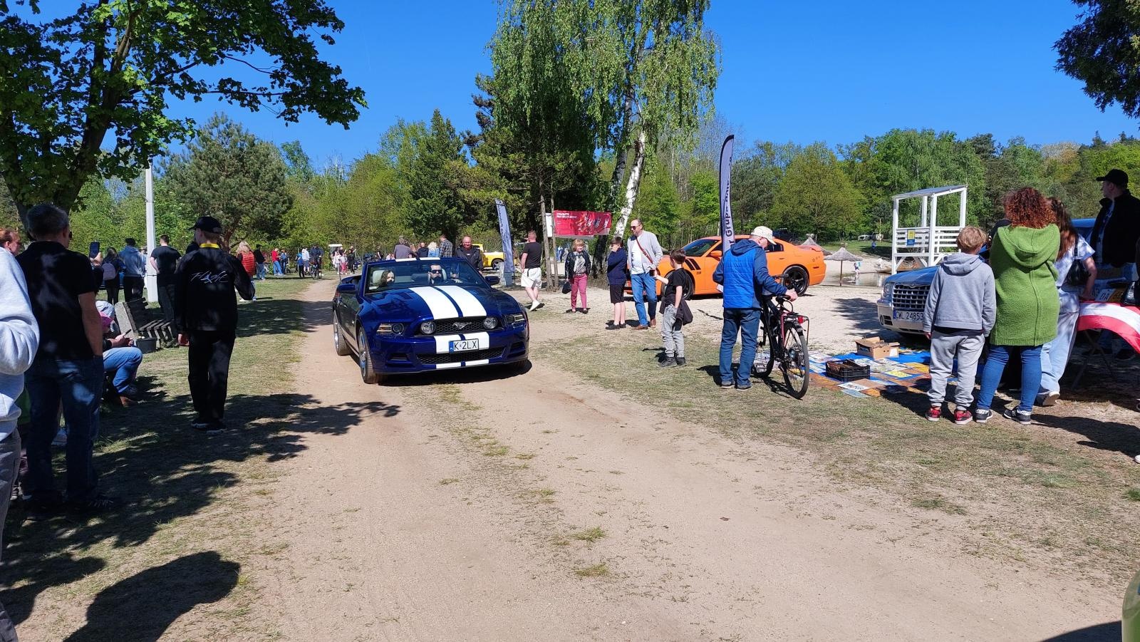 Zdjęcie w galerii na portalu naszraciborz.pl: Perełki amerykańskiej motoryzacji opanowały kuźniański Wodnik wiadomości z regionu