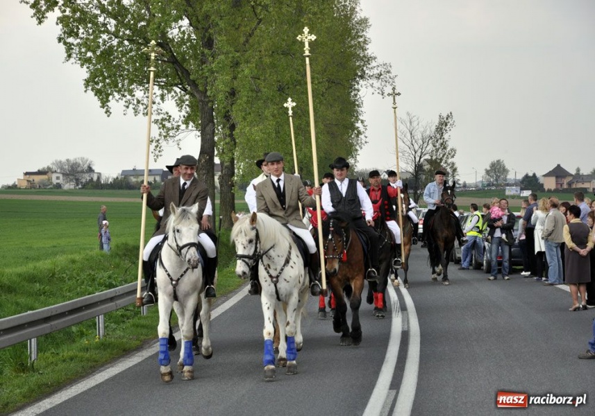 Zdjęcie w galerii na portalu naszraciborz.pl: Do Sudoła przyjechali husarzy wiadomości z regionu