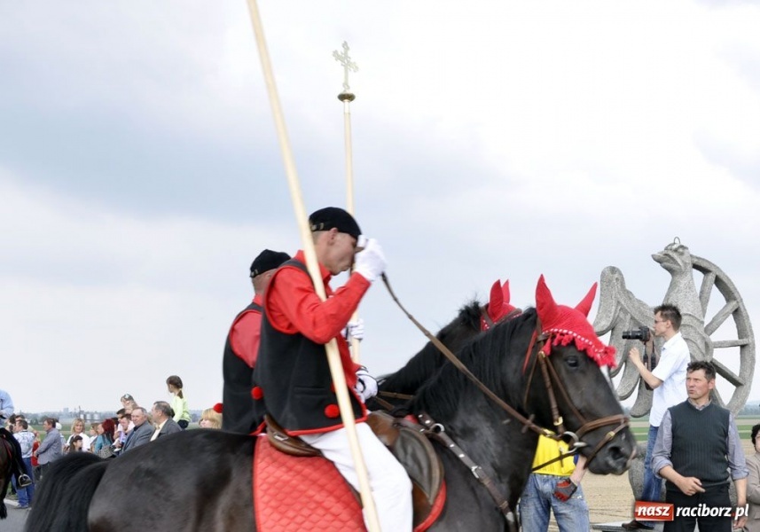 Zdjęcie w galerii na portalu naszraciborz.pl: Do Sudoła przyjechali husarzy wiadomości z regionu