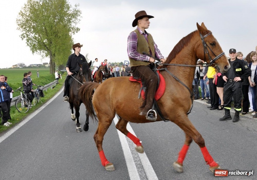 Zdjęcie w galerii na portalu naszraciborz.pl: Do Sudoła przyjechali husarzy wiadomości z regionu