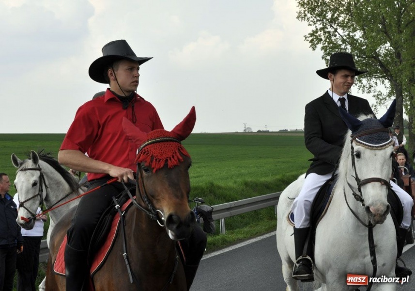 Zdjęcie w galerii na portalu naszraciborz.pl: Do Sudoła przyjechali husarzy wiadomości z regionu