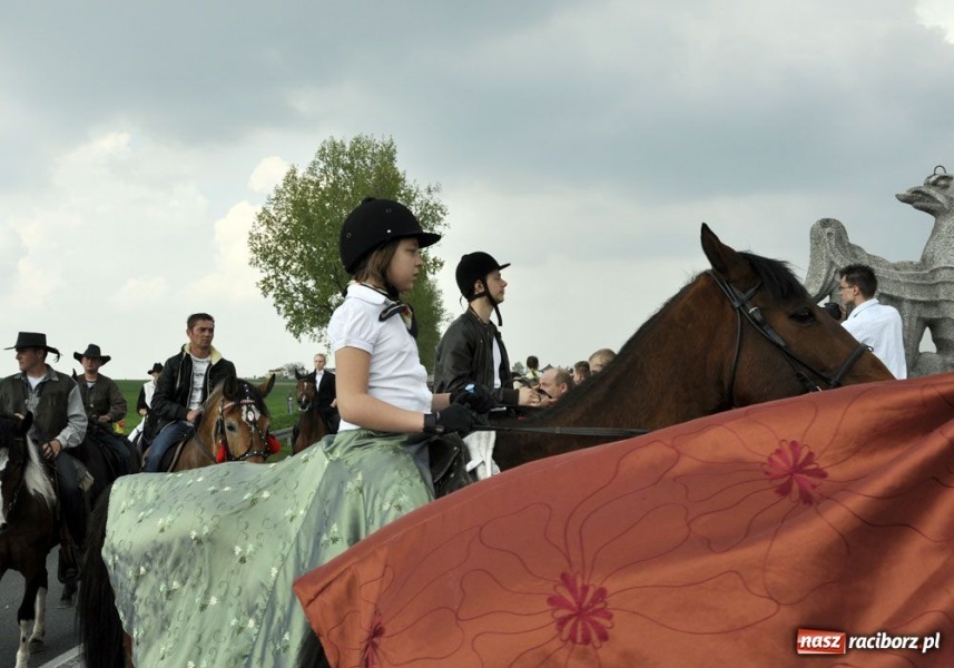 Zdjęcie w galerii na portalu naszraciborz.pl: Do Sudoła przyjechali husarzy wiadomości z regionu
