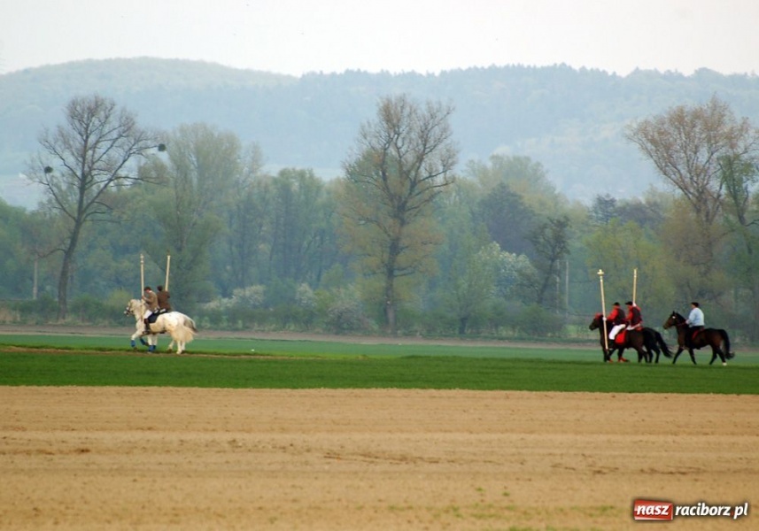 Zdjęcie w galerii na portalu naszraciborz.pl: Do Sudoła przyjechali husarzy wiadomości z regionu