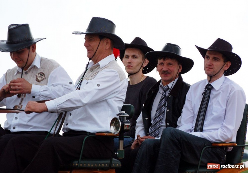 Zdjęcie w galerii na portalu naszraciborz.pl: Do Sudoła przyjechali husarzy wiadomości z regionu