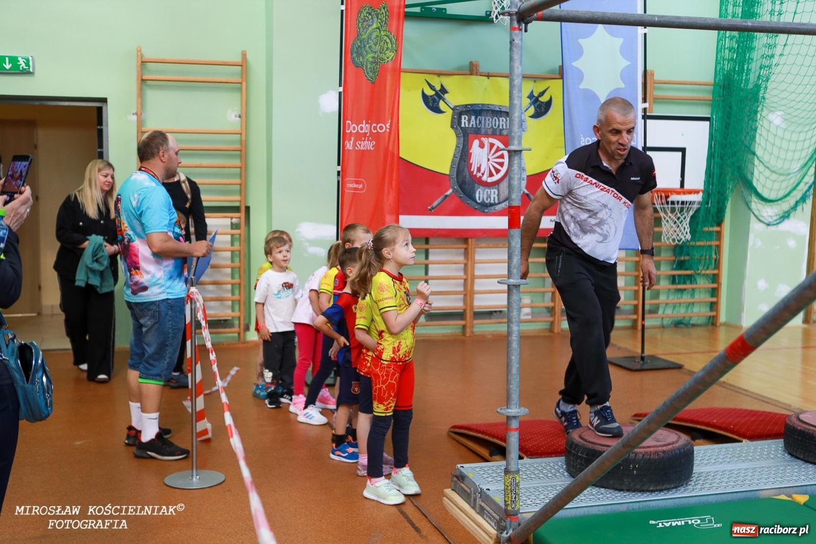 Zdjęcie w galerii na portalu naszraciborz.pl: Ponad 100 młodych zawodników na Mistrzostwach Śląska Ninja Monkey Kids w Raciborzu wiadomości z regionu